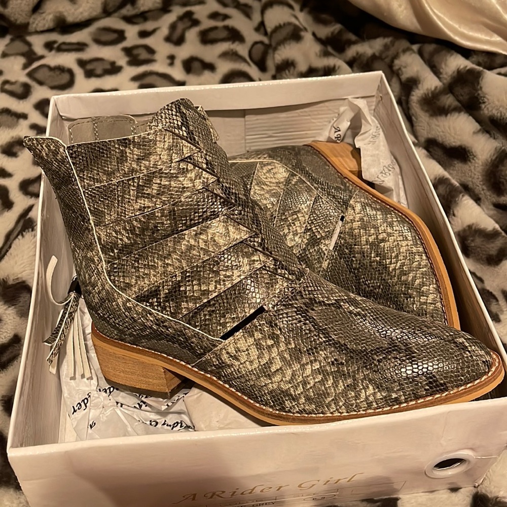 BRAND NEW IN BOX snake skin boots size 6.5